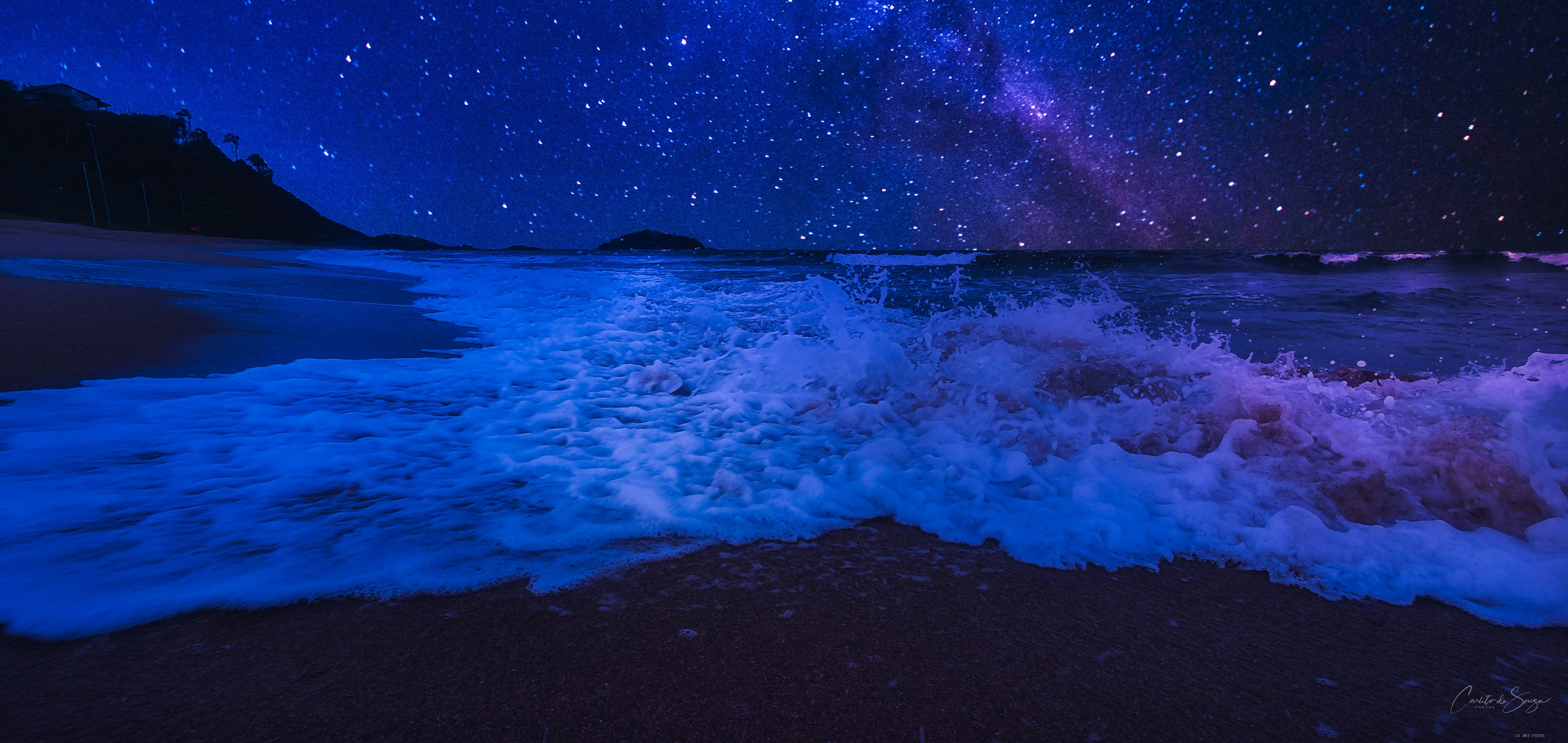 Mar azul sob estrelas