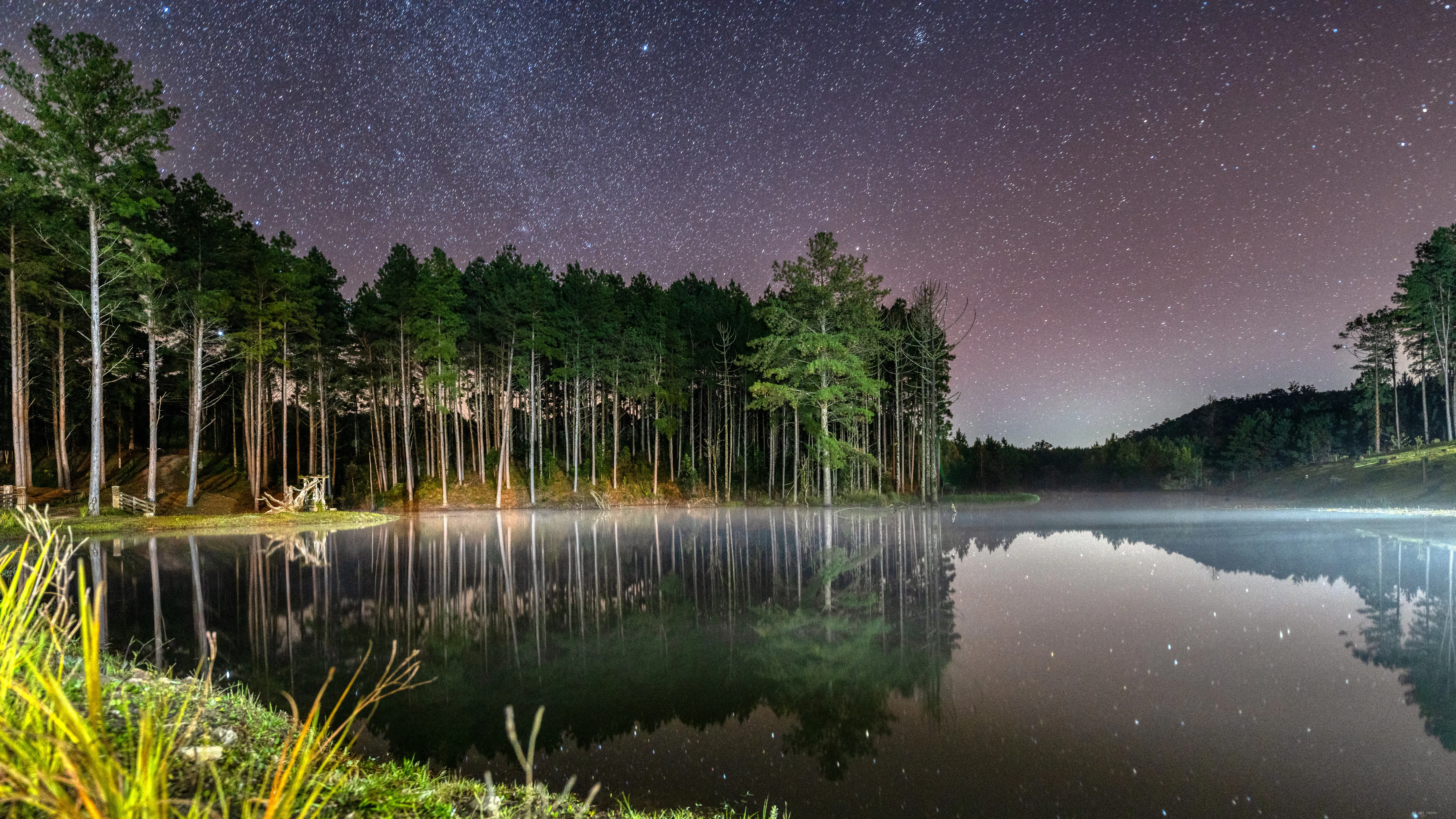 Névoa sobre o lago noturno