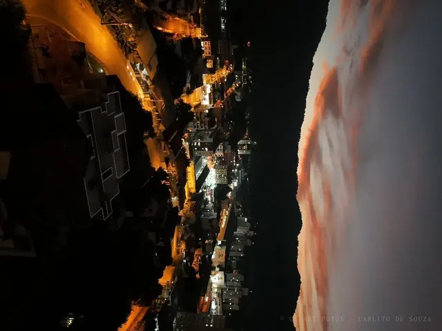 Ruas acesas ao anoitecer