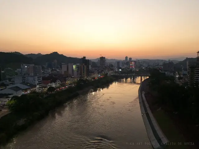 Rio entre os prédios