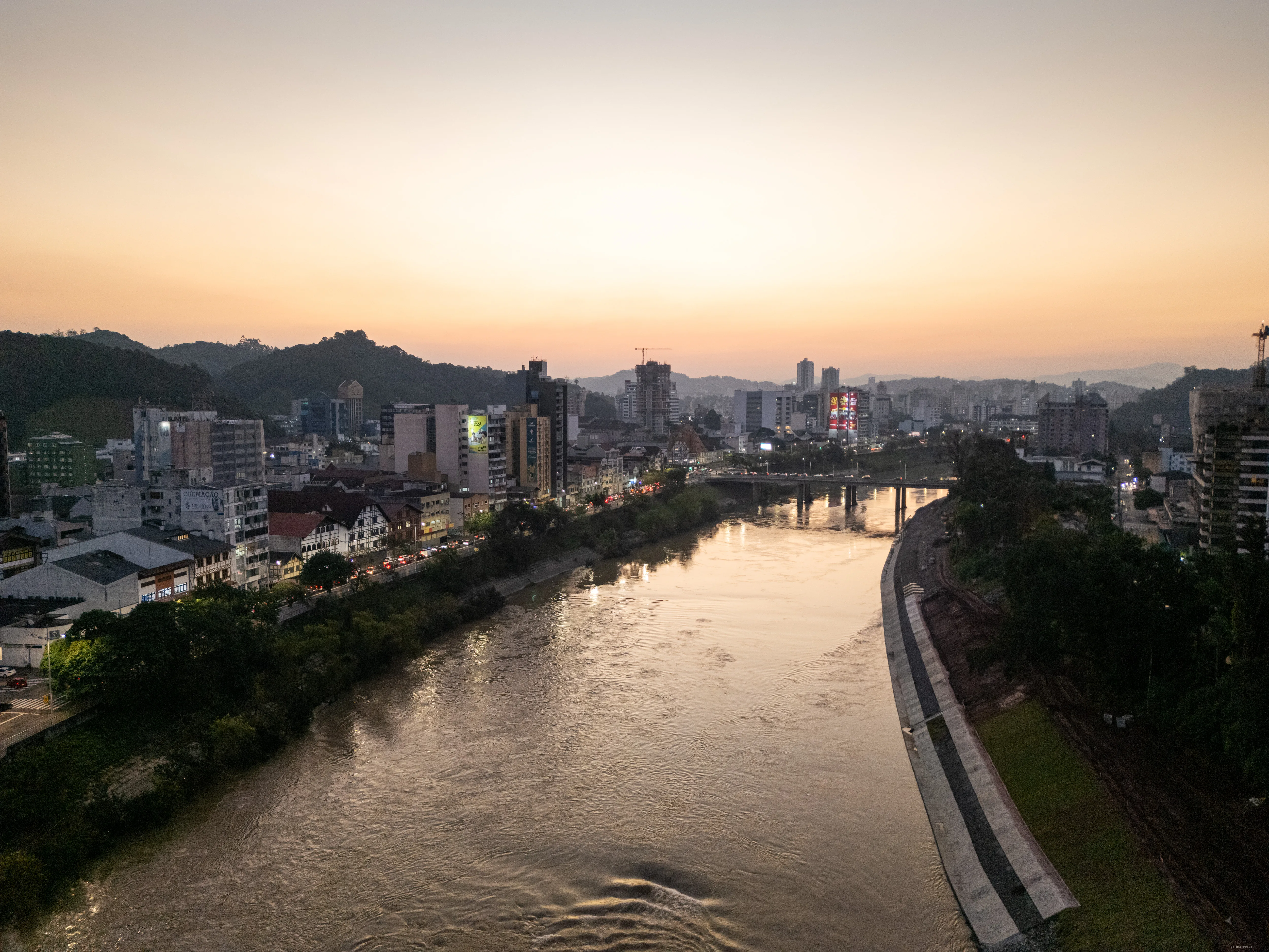 Rio entre os prédios