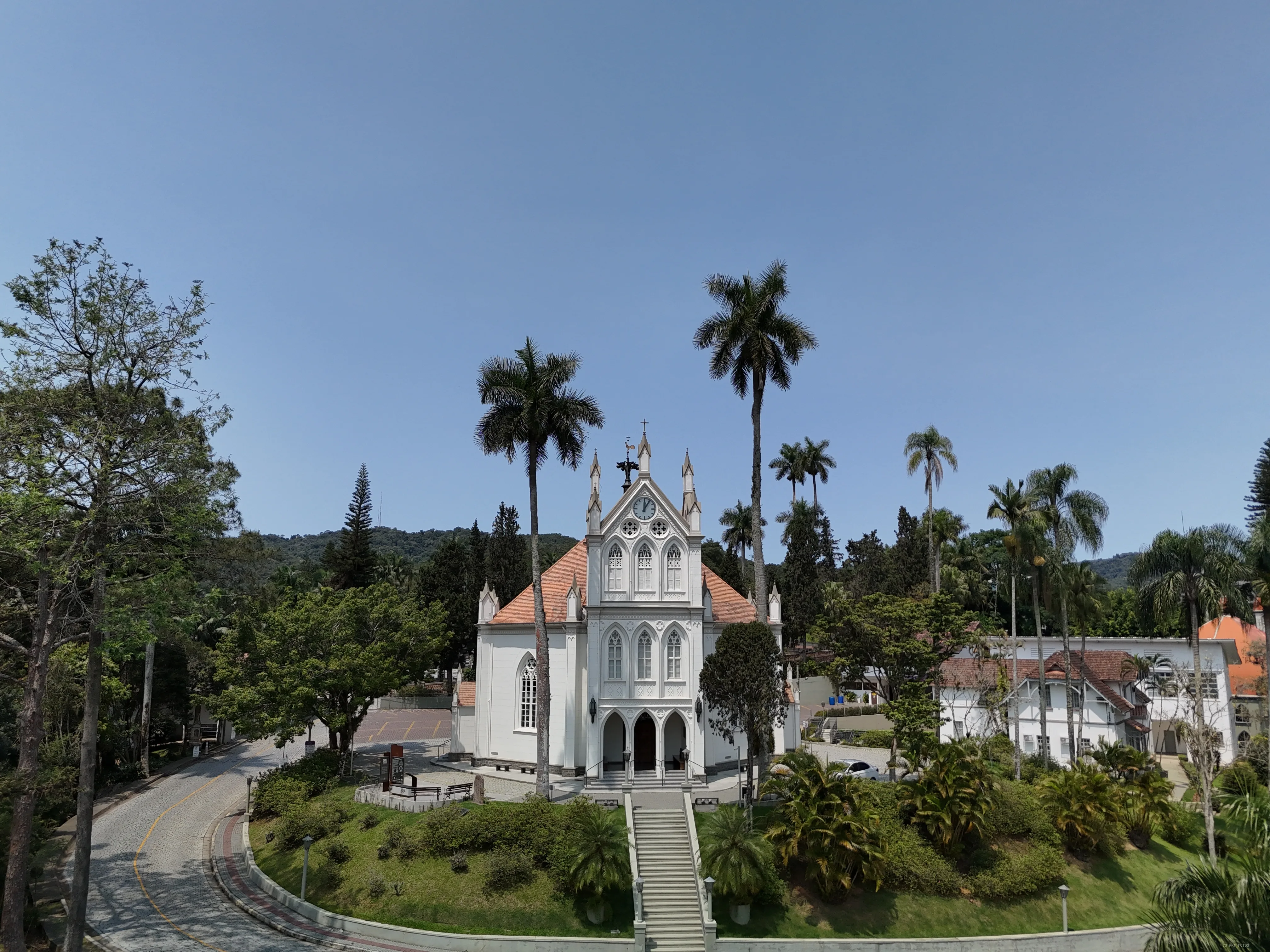 Igreja branca entre palmeiras