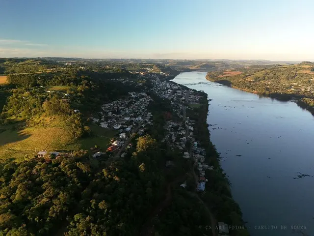 Casas na encosta do rio