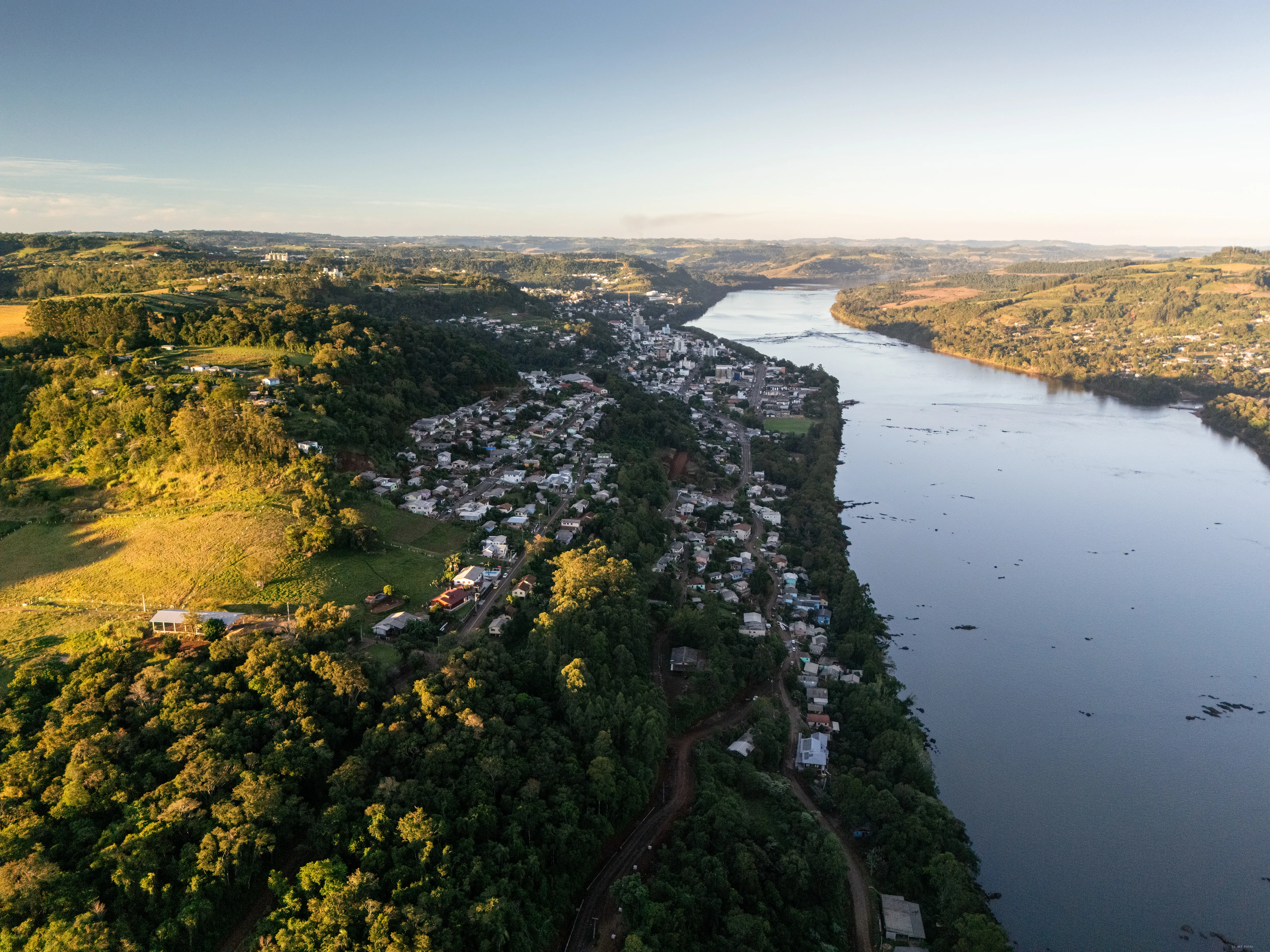 Casas na encosta do rio